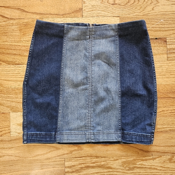 Free People Size 12 Denim Mini Skirt Two-tone Light and Dark Wash Stretchy Zip - Picture 2 of 7